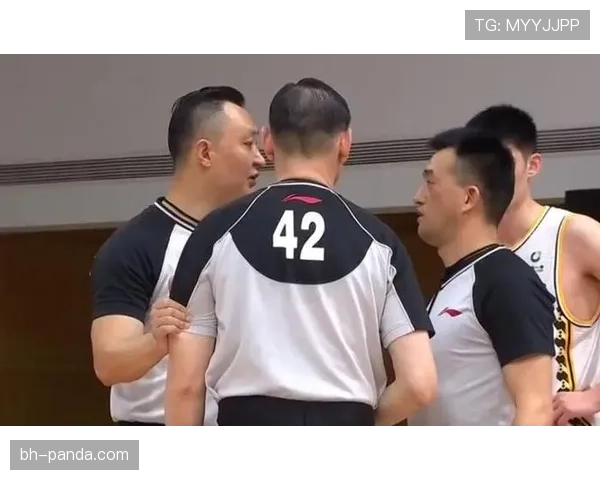 脚踢球违例：篮球规则中对这一行为的定义与判罚解析
